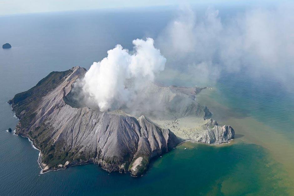 El volcán Whakaari está en la isla del mismo nombre al noroeste de Nueva Zelanda (Foto: ElPaís)