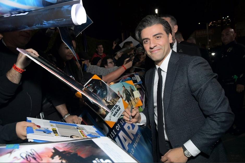 Oscar Isaac firmó autógrafos durante el estreno de Star Wars "The Rise of Skywalker". (Foto: AFP)&nbsp;