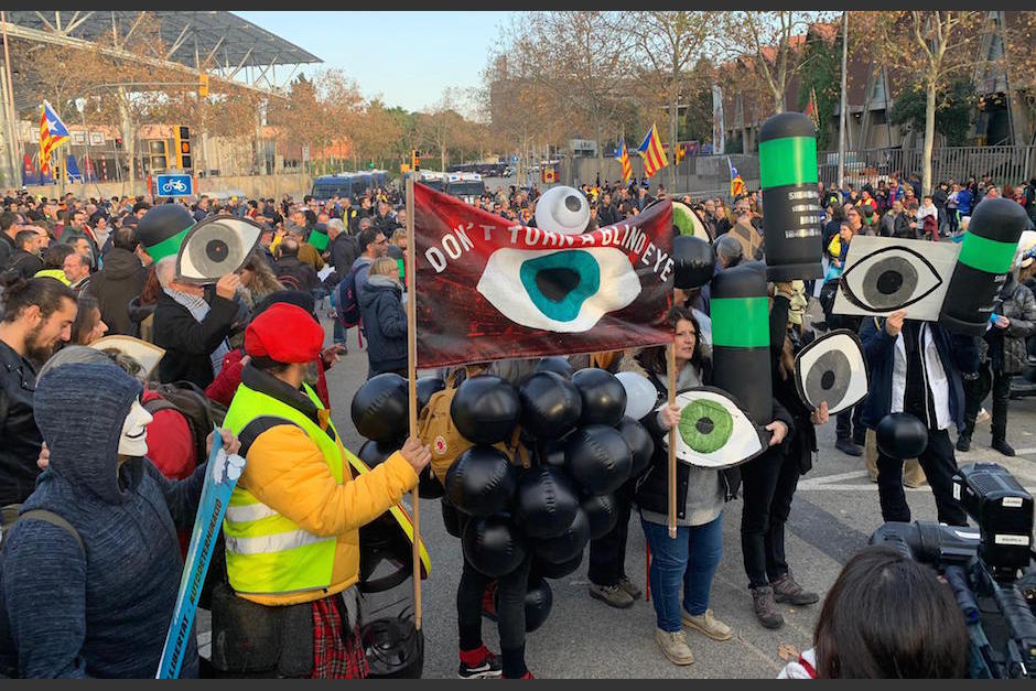 Banderas, pelotas negras y pancartas llevan los protestantes a las afueras del Camp Nou. (Foto: Sport)