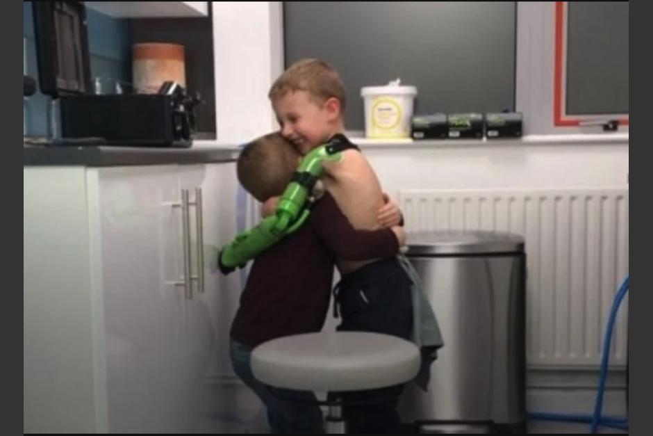 Padres un niño le regalaron un abrazo biónico a su hijo de cinco años a quien le faltaba la extremidad derecha. (Foto: Captura de video)