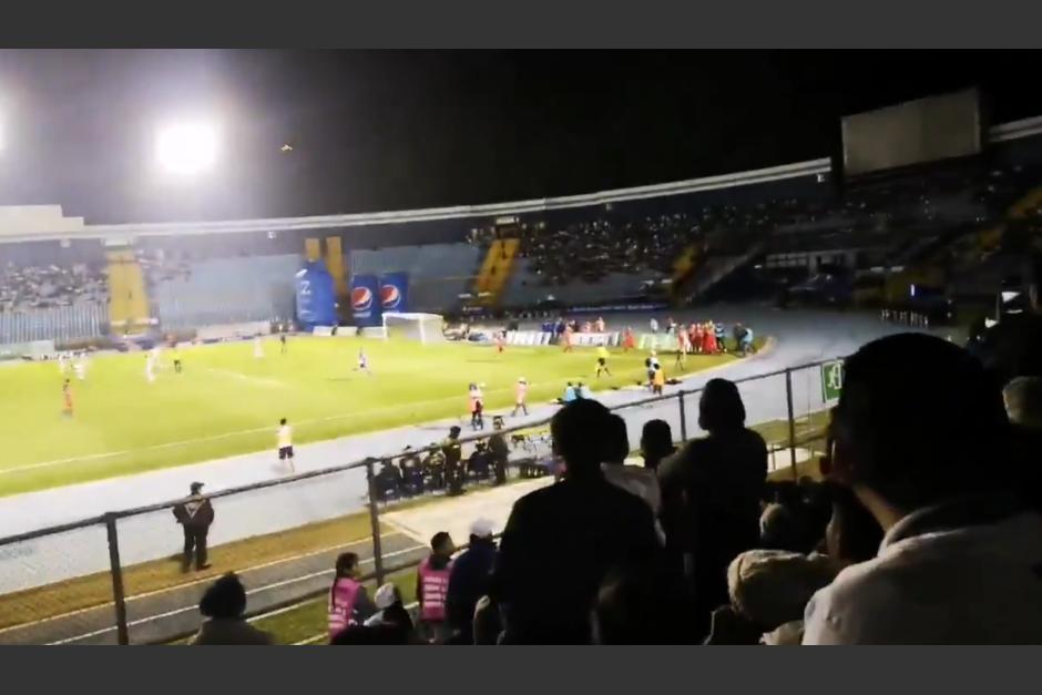 El aficionado de Municipal ingresó al estadio y festejó el único gol del partido. (Foto: captura video)&nbsp;