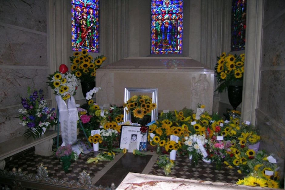 Así luce hoy la enorme tumba de Michael Jackson en California. (Foto: Los 450)