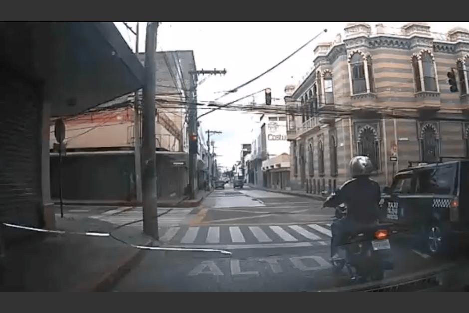 El motorista no respetó la luz del semáforo y continuó su marcha. (Foto: captura de pantalla)