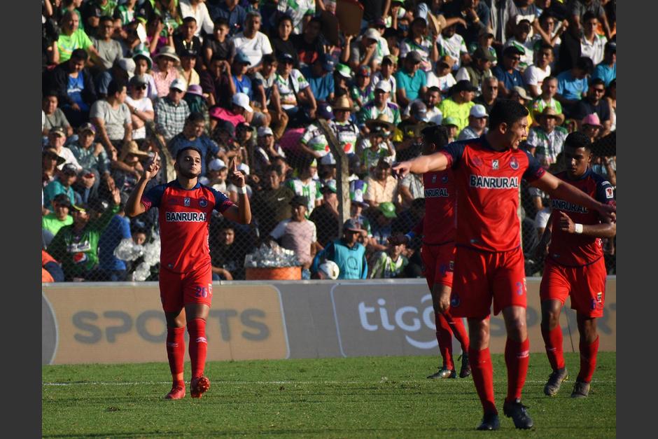 Los rojos celebraron la victoria ante Antigua en el estadio Pensativo. (Foto: Rudy Martínez/Soy502)