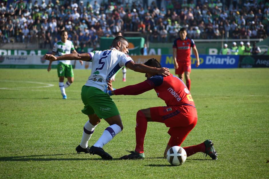 El encuentro ha tenido pocas oportunidades de gol y muchas patadas. (Foto: Rudy Martínez/Soy502)