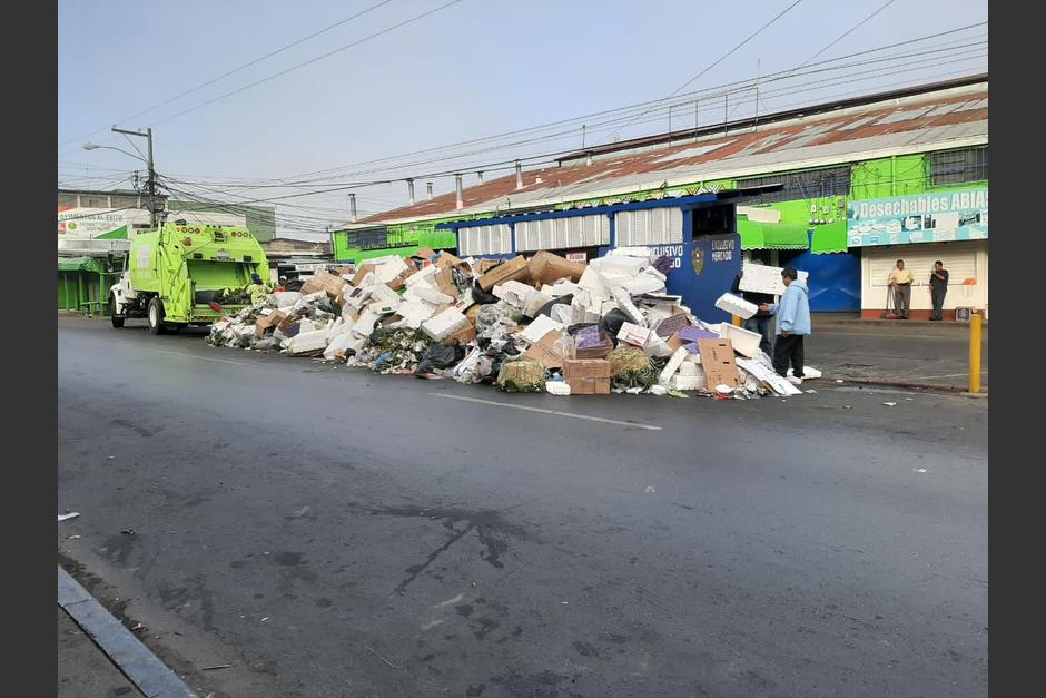 Cerca de 50 viajes realizaron los camiones para levantar la basura generada por varios capitalinos durante las fiestas navideñas. (Foto: Municipalidad de Guatemala)