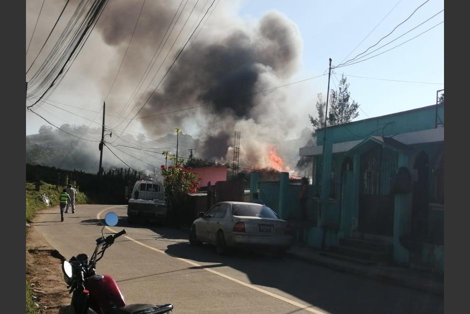 Un incendio de grandes proporciones consumió un edificio en Cobán, Alta Verapaz. (Foto: Cruz Roja)