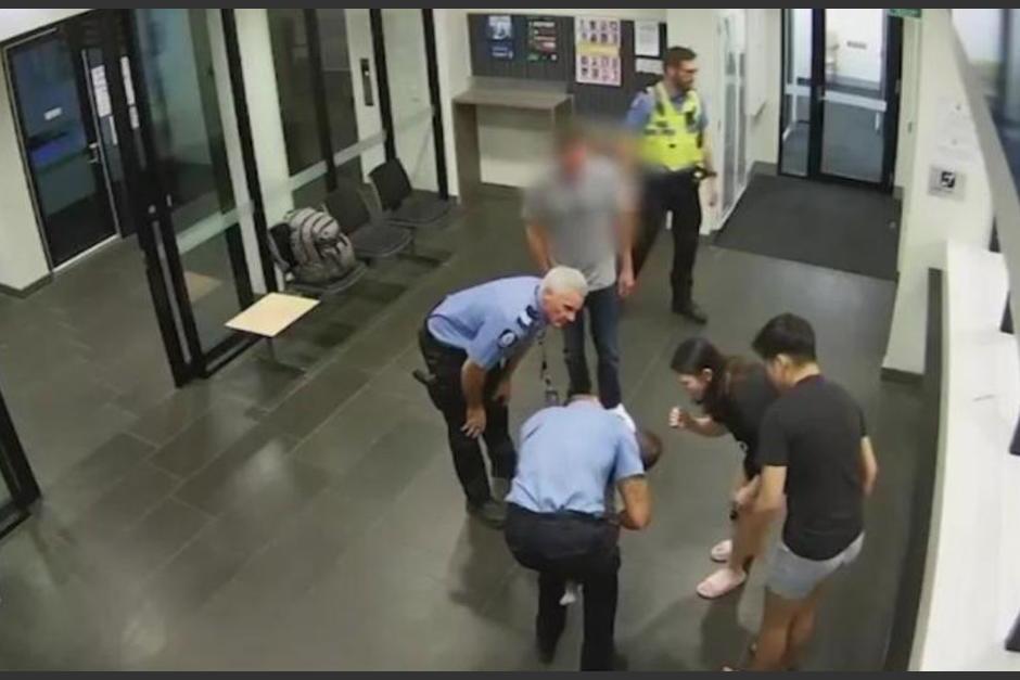 Un video captó el momento en que el policía de Australia salva la vida de un bebé. (Foto: captura de pantalla)&nbsp;
