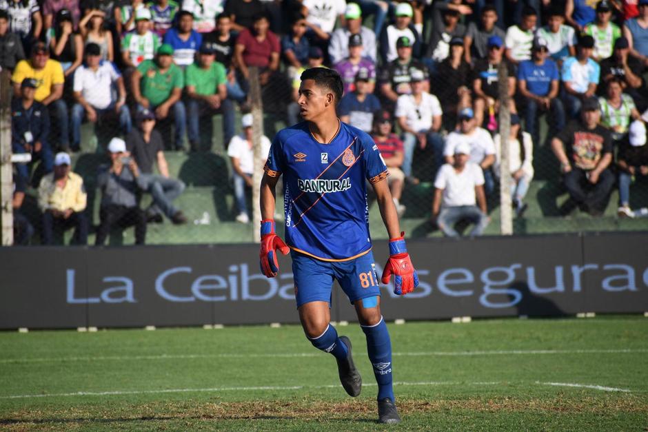 Kenderson Alessandro Navarro recibió las felicitaciones de Nicholas Hagen al finalizar el partido en el estadio Pensativo. (Foto: Rudy Martínez/Soy502)