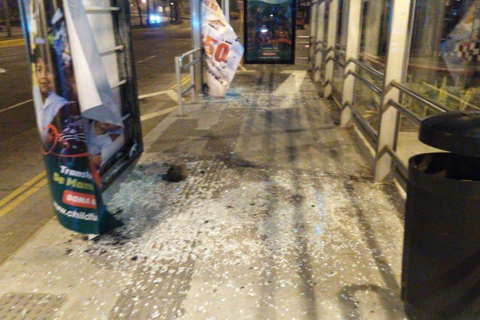 Desconocidos lanzaron pedradas contra la estación de Transmetro en el Anillo Periférico y destruyeron anuncios. (Foto: Transmetro)