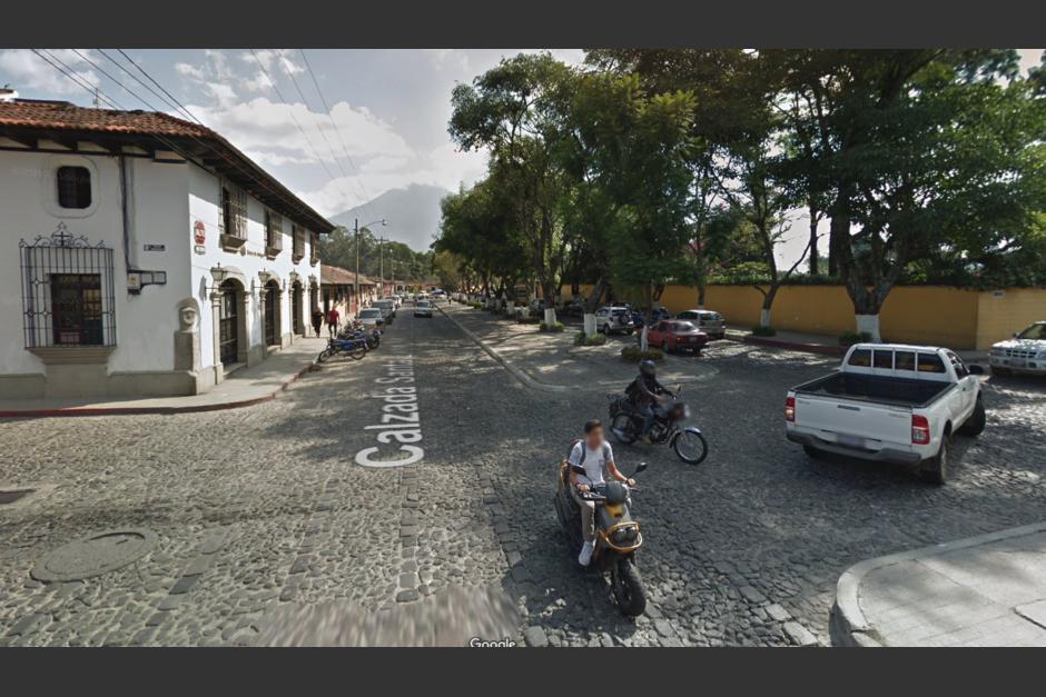 El incidente se produjo en varios inmuebles y vehículos cercanos a la calzada Santa Lucía de Antigua Guatemala. (Foto: Google Street View)