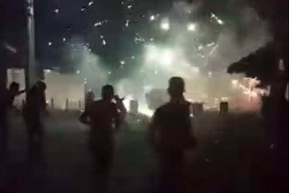 Varios jóvenes participaron en la "guerrita" con fuegos artificiales durante la navidad. (Foto: Captura de pantalla)