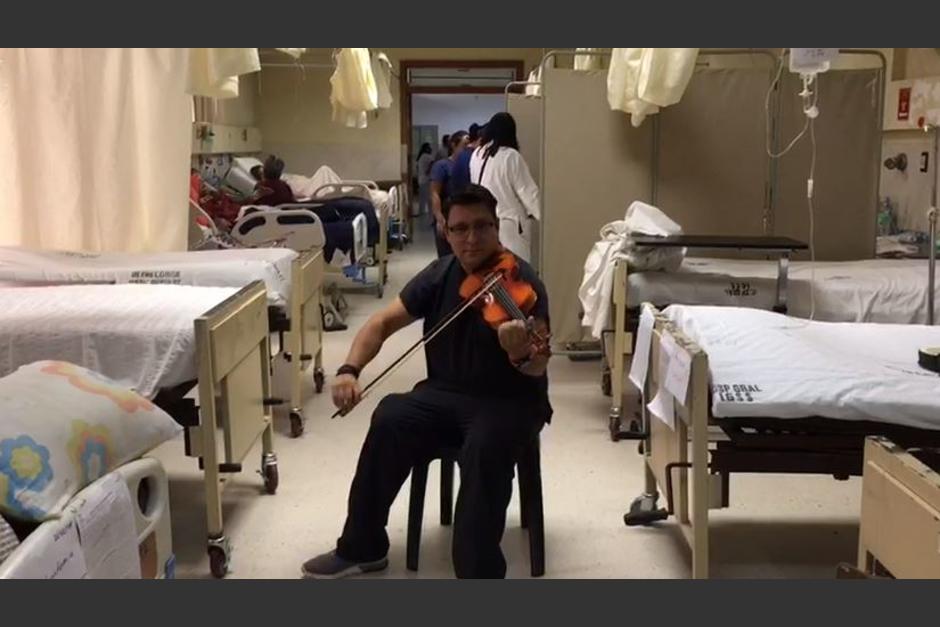 El doctor Henry Javier Velásquez Moreno tocó el violín para pacientes del Hospital General de Enfermedades del IGSS el 24 de diciembre. (Foto: IGSS)&nbsp;
