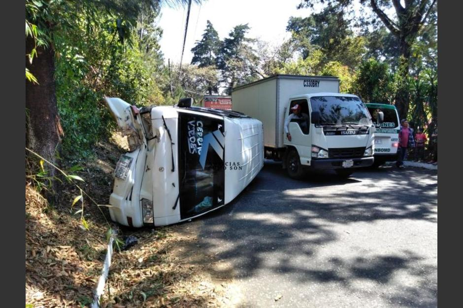El microbús quedó volcado sobre la carretera de la aldea Los Verdes en Fraijanes. (Foto: Noticias Como Son)