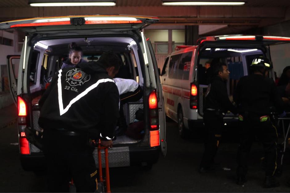 Varias unidades de los bomberos Voluntarios asistieron a los pasajeros que resultaron heridos tras el ataque armado. (Foto: Bomberos Voluntarios)