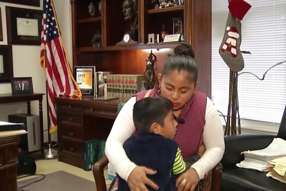 La guatemalteca y sus 8 hijos recibieron el asilo de Estados Unidos. (Foto: captura de pantalla Univisión)&nbsp;