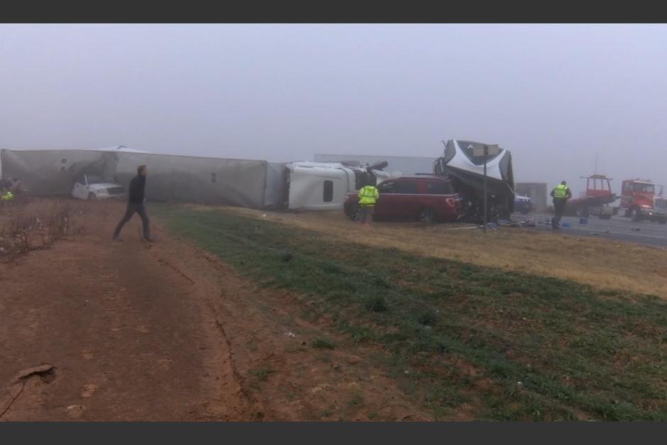 El camión quedó tendido sobre la carretera mientras que varias personas fueron llevadas a un hospital. (Captura Video)
