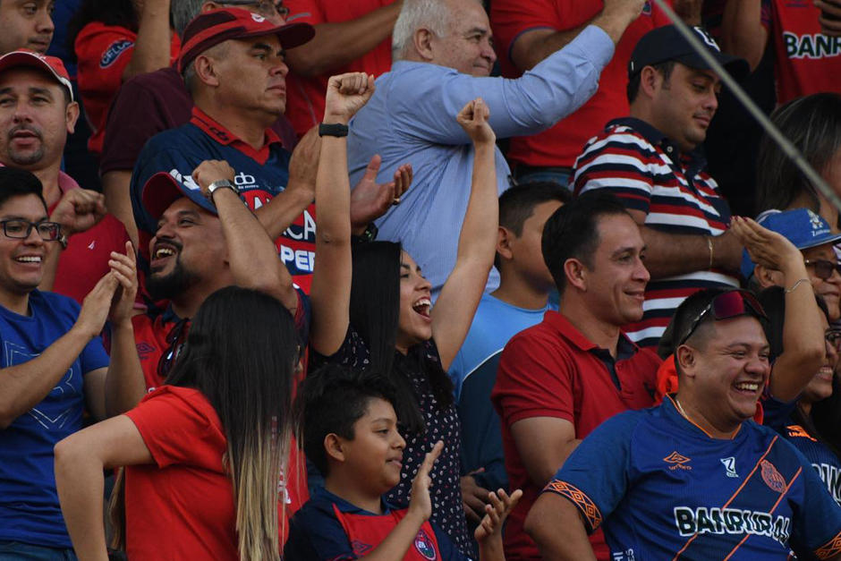 La futbolista guatemalteca estuvo en el estadio Nacional y festejó el triunfo de Los Rojos. (Foto: Rudy Martínez/Soy502)