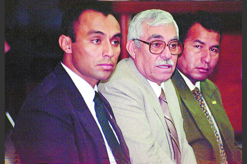 Byron Lima, al centro; acompañado de su hijo Byron Lima Oliva y Obdulio Villa Nueva, los tres implicados en el asesinato del sacerdote Juan José Gerardi en 1998. (Foto: Archivo/Nuestro Diario)