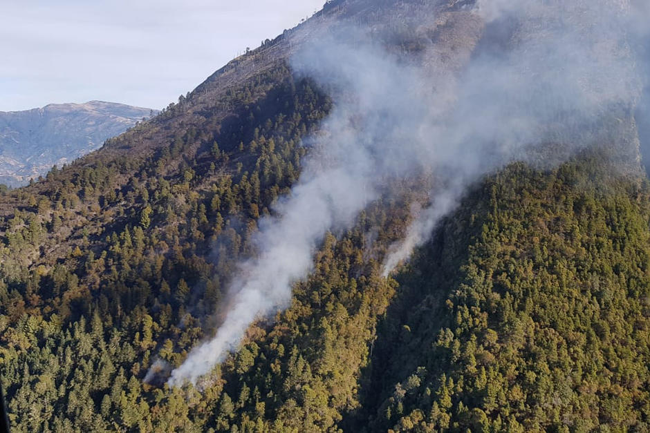Un pavoroso incendio consume una gran área de bosque en el Volcán Tajumulco. (Foto: Conred)
