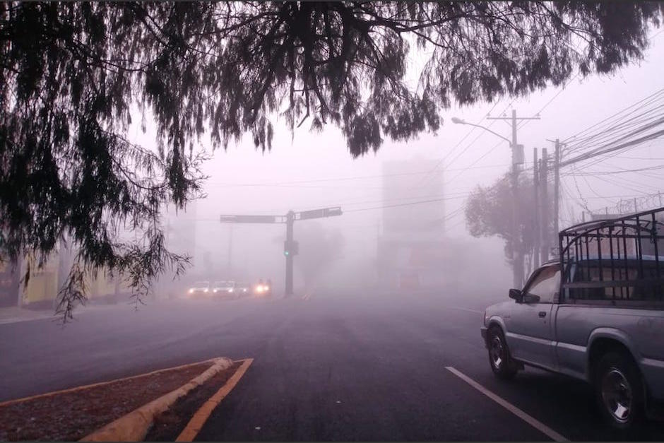 Las zonas 11 y 12 de la Ciudad se vieron afectadas por la neblina. (Foto: Alexis Batres/Soy502)