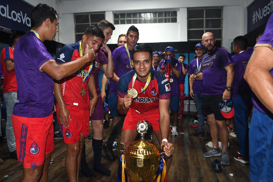 Rudy Barrientos posa con la copa y la medalla de campeón. (Foto: Rudy Martínez/Soy502)