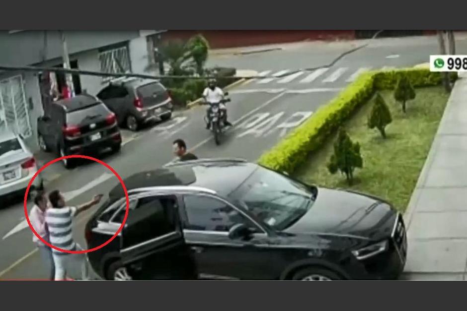 El delincuente apuntó con su arma al conductor, pero no pudo accionarla. (Captura Video)