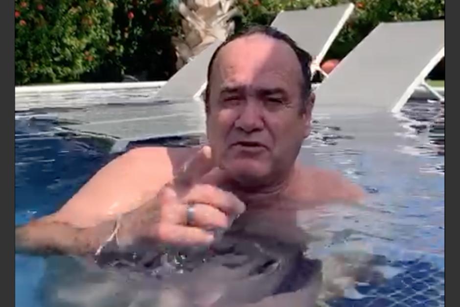 El presidente electo Alejandro Giammattei envía un mensaje a su equipo de trabajo desde una piscina. (Foto: Captura de pantalla)