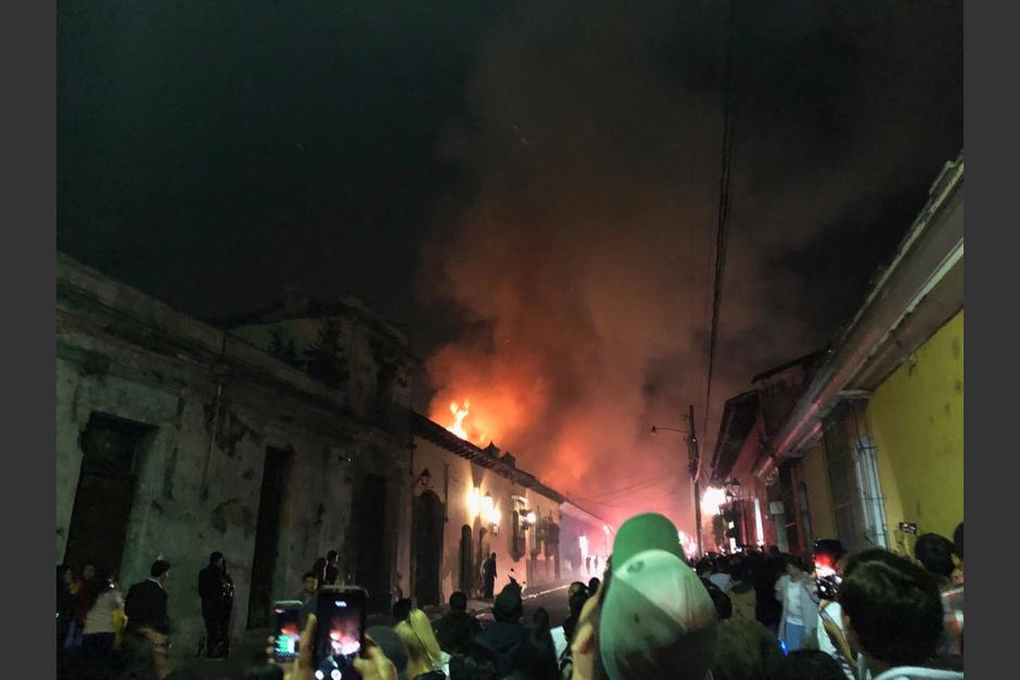 El Año Nuevo estuvo marcado por fuego en la ciudad de Antigua Guatemala. (Foto: captura pantalla)&nbsp;