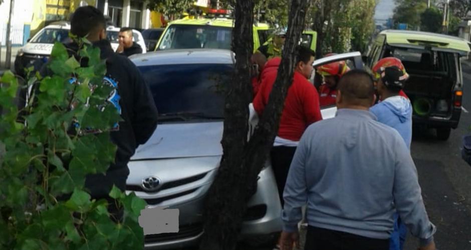 El hombre sufrió un ataque al corazón y chocó su carro en la zona 12. (Foto: Amílcar Montejo/PMT)&nbsp;