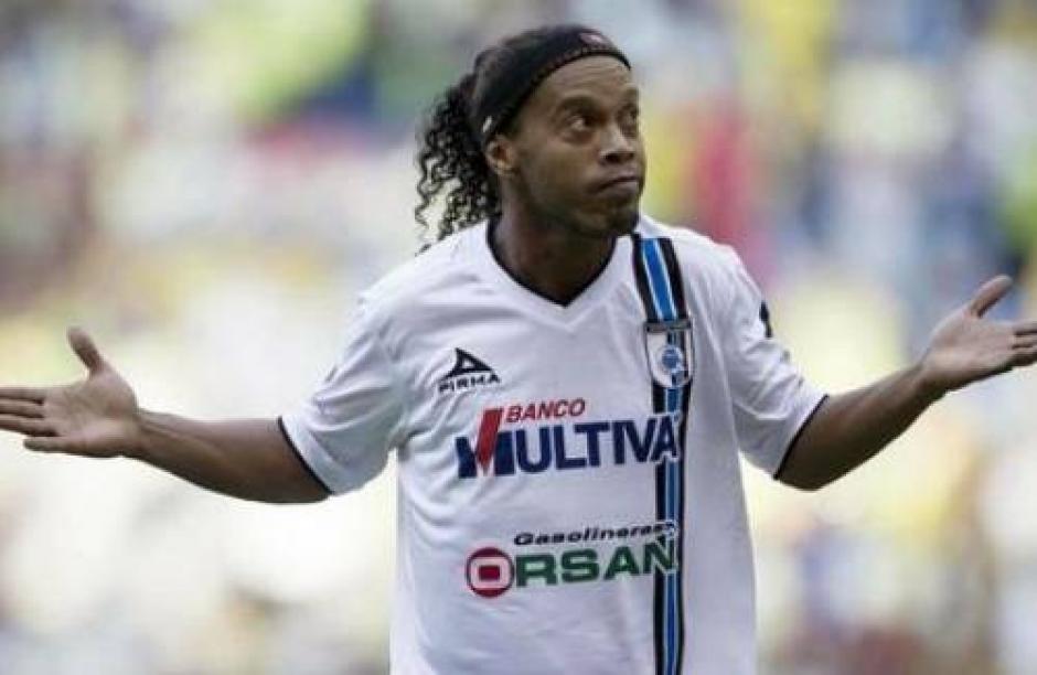 Ronaldinho no puede salir de Brasil por una deuda millonaria al estado. (Foto: AFP)