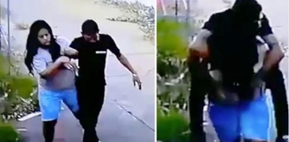 La mujer ayuda al hombre para ingresar a su casa y evitar que caiga debido a su estado. (Captura Video)