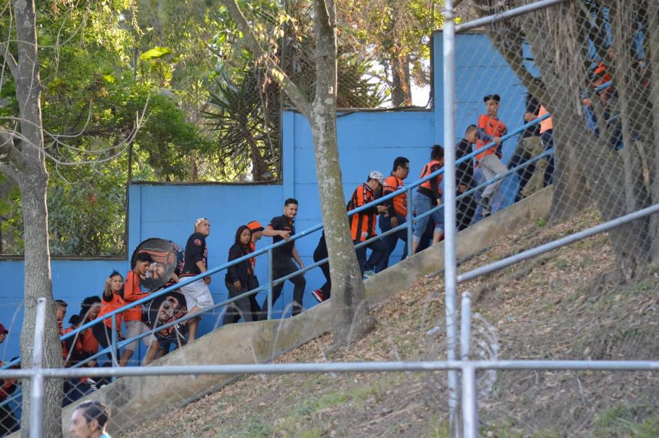 Aficionados del Águila de San Miguel abandonan en estadio del Trébol. (Foto: Rudy Martínez/Soy502)