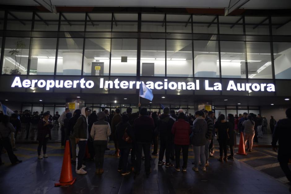 El investigador colombiano permanece dentro del aeropuerto. (Foto: Wilder López/Soy502)