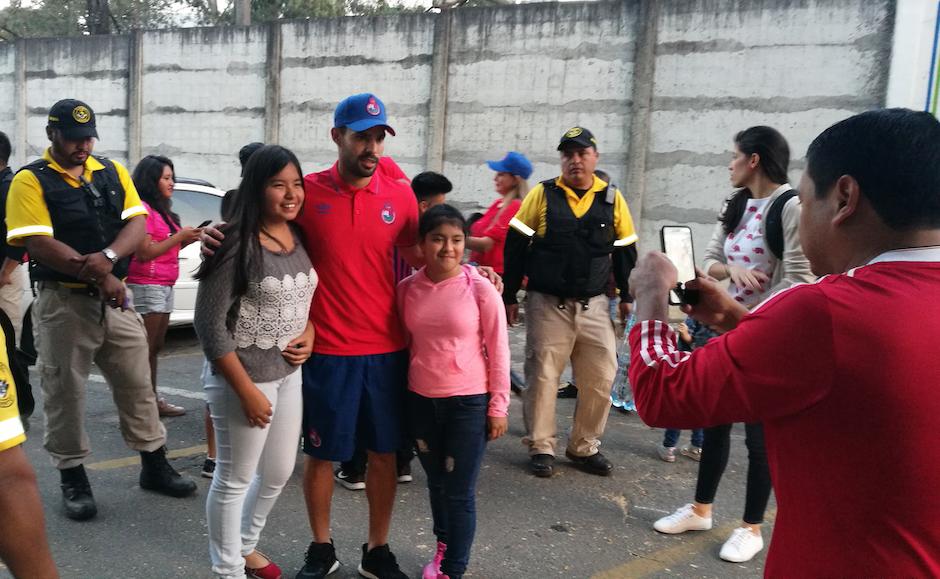 Juan Barrera se toma una fotografía con dos jóvenes aficionadas de Municipal. (Foto: Rudy Martínez/Soy502)