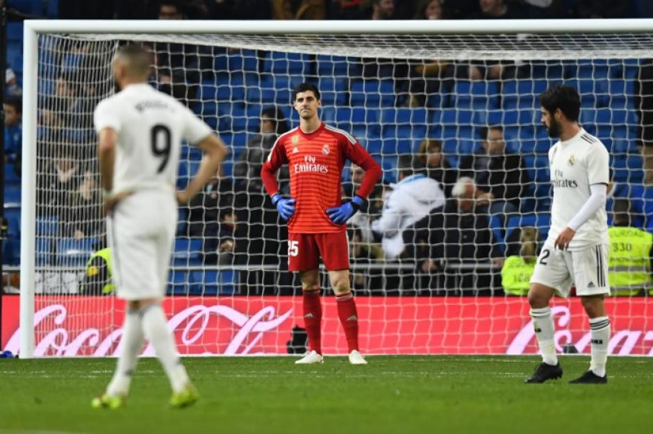Los jugadores del Real Madrid lamentaron la derrota en el estadio Santiago Bernabéu. (Foto: AFP)
