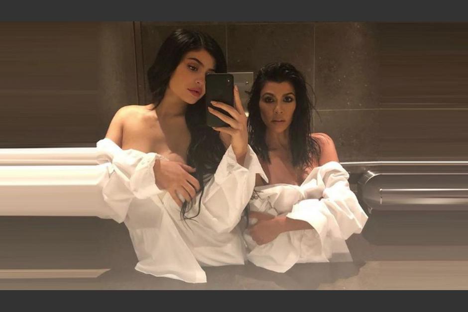 Kendall Jenner y Kourtney Kardashian posan muy sexys en el jacuzzi e instagram arde. (Foto: Instagram)