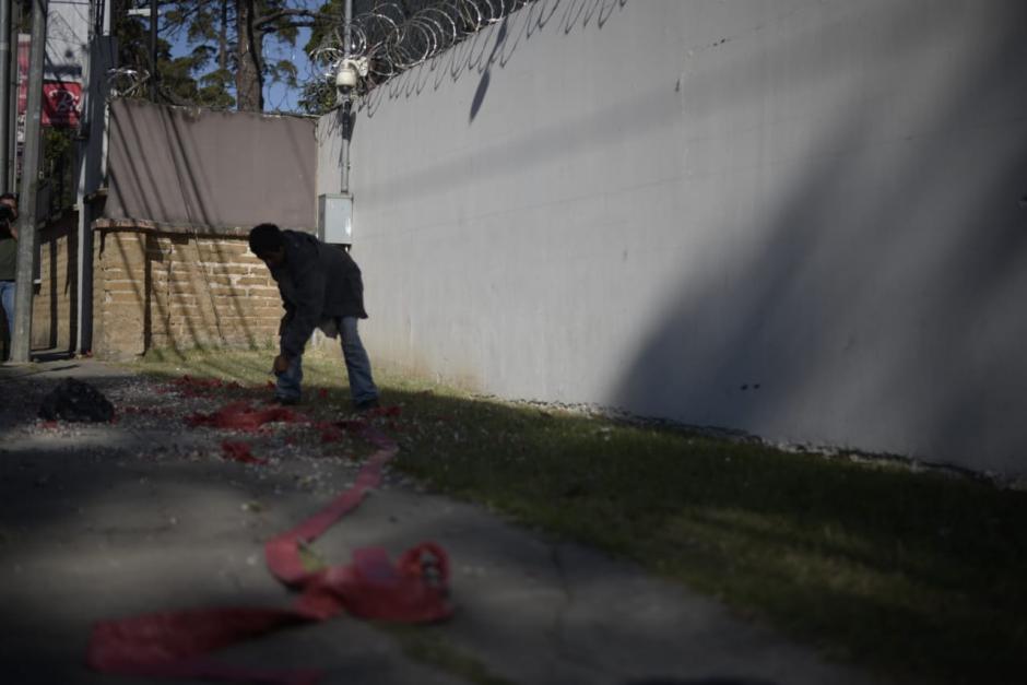 El hombre que quemó los cohetes frente a la sede de la CICIG dijo llamarse Sergio. (Foto: Wilder López/Soy502)