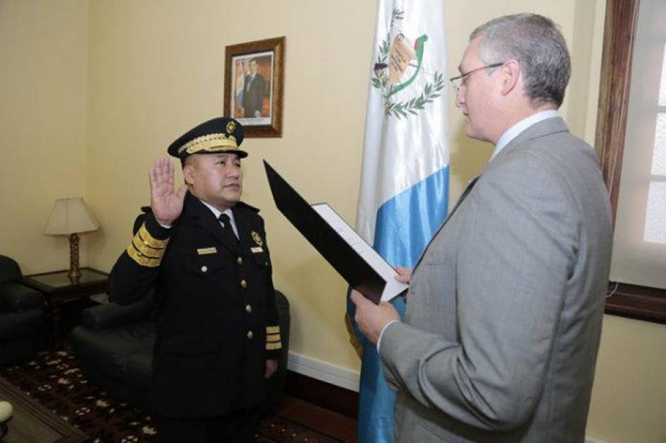 Carlos Tohom Escobar sustituirá a Erwin Tzi al frente de la PNC. (Foto: Ministerio de Gobernación)