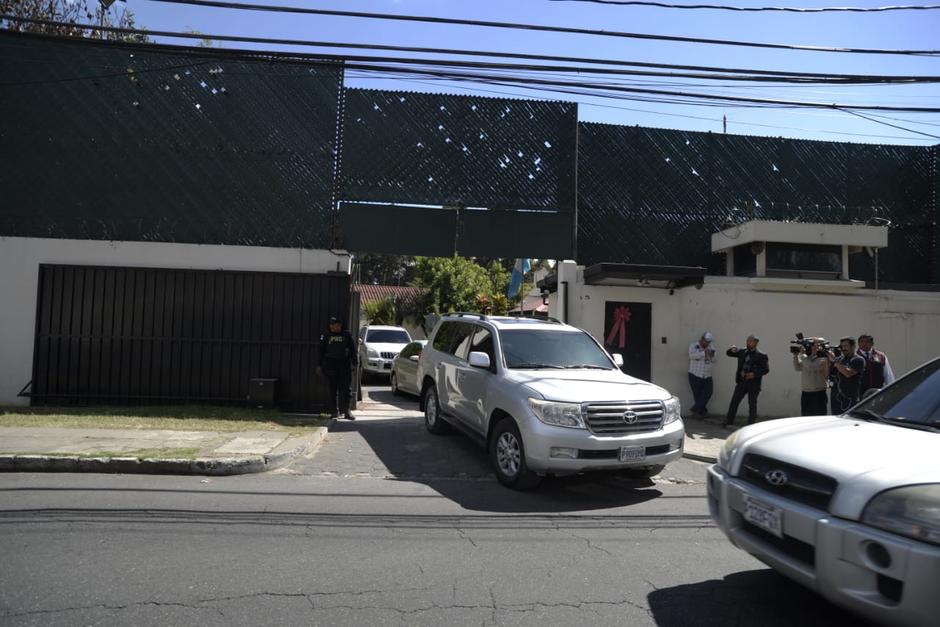 Vehículos salen de la sede de la CICIG con cajas de documentos. (Foto: Wilder López/Soy502)