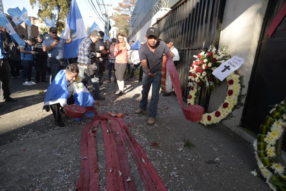 Los opositores permanecen frente a la sede de la CICIG. (Foto: Wilder López/Soy502)