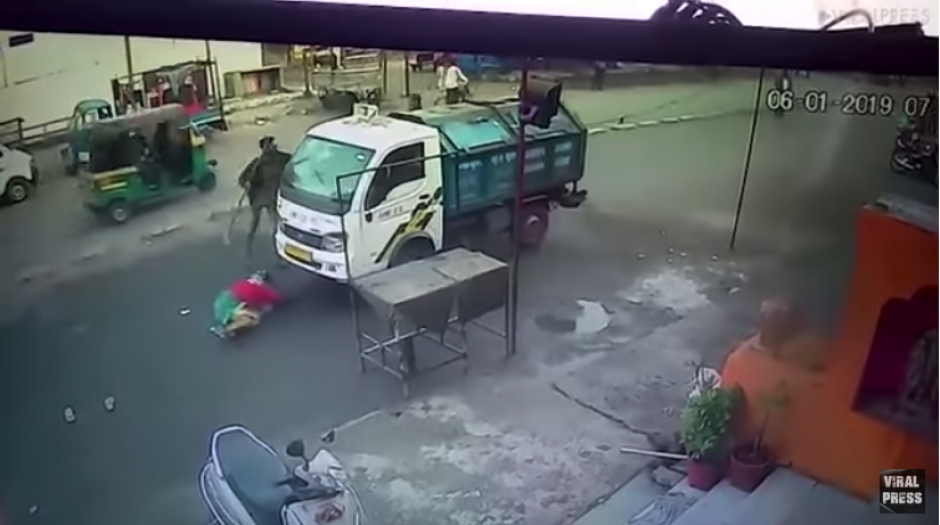 Las personas no daban crédito a cómo la mujer se pudo salvar después del atropello. (Captura Video)