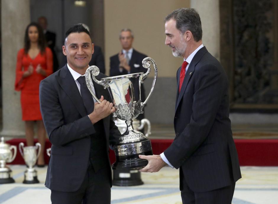 Keylor Navas recibe el&nbsp;Premio Nacional del Deporte, el Trofeo Comunidad Iberoamericana en manos del Rey Felipe VI. (Foto: Cope.es)