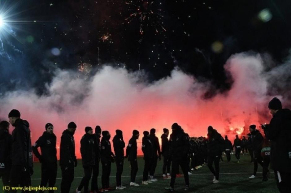Unos dos mil aficionados llegaron a la presentación el AIK sueco. (Foto: mitti.se)