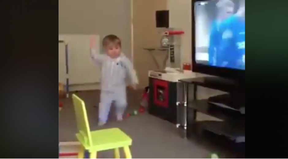 El emotivo festejo del niño fue captado en video y se hizo viral en las redes. (Foto: Captura)