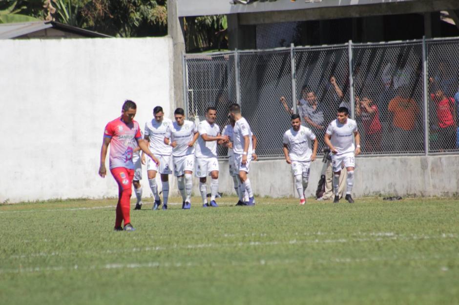 El festejo de Jorge Vargas en el primer partido del Torneo Clausura 2019 para Comunicaciones. (Foto: Javier del Cid)