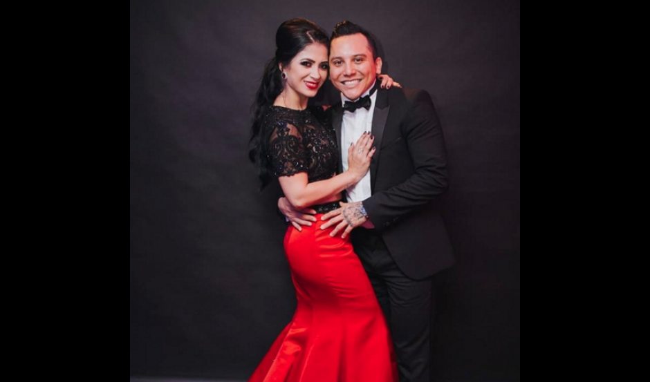 El vocalista de La Trakalos de Monterrey anunció la fecha en la que se casará con Kimberly Flores. (Foto: Oficial)&nbsp;