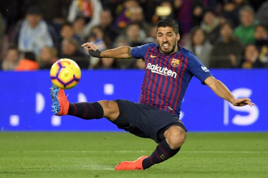 Luis Suárez intenta hacer contacto con el balón en una acción de juego. (Foto: AFP)