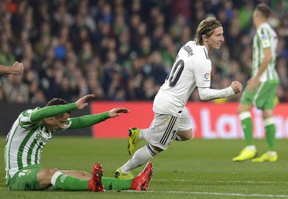 La postal de la celebración de Luka Modric, mientras los rivales se lamentan. (Foto: AFP)