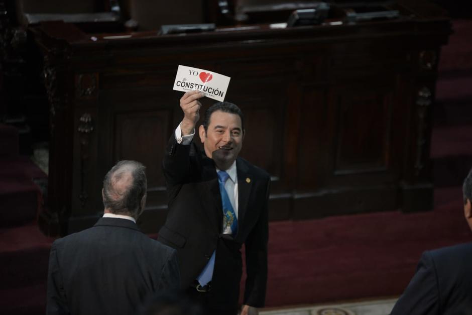 El presidente Jimmy Morales recibió esta calcomanía de manos del diputado Fernando Linares Beltranena. (Foto: Wilder López/Soy502)
